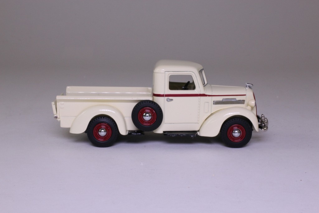 Matchbox Collectibles YTC04; 1939 REO Speed Delivery Vehicle; Cream, Maroon Detailing